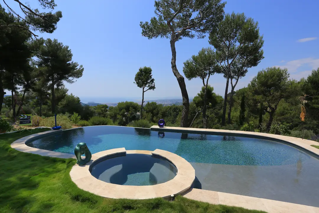 Piscine 9x4 avec spa intégré à la piscine