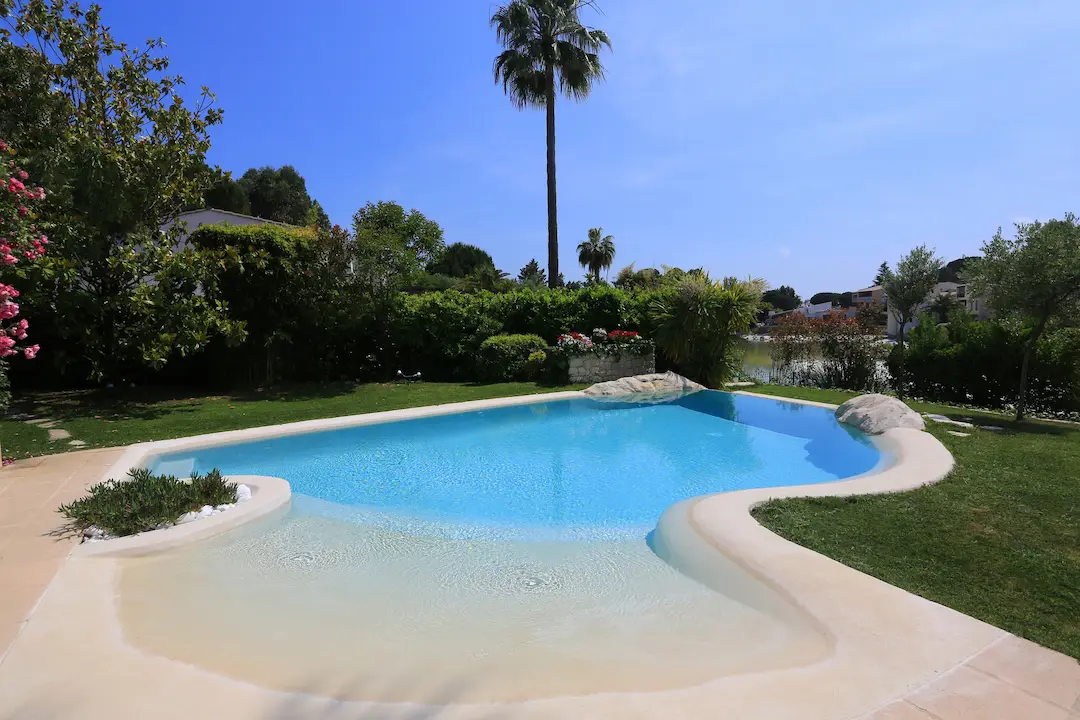Grand couloir de nage creusée en béton armé