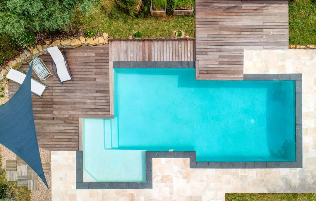 Piscine géométrique avec plage immergée