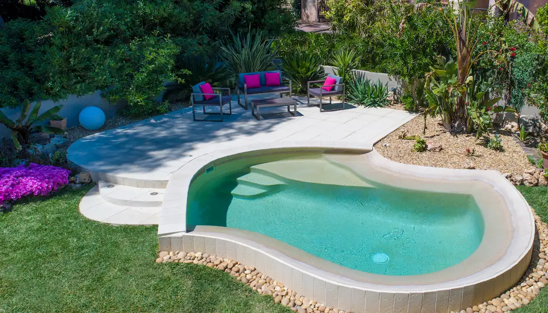 Mini piscine semi enterrée de forme libre 2 x 5 