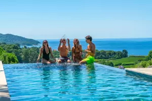 Photo piscine à débordement