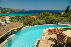 piscine-en-angle-beton-arme