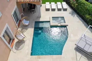 Mini piscine géométrique et spa